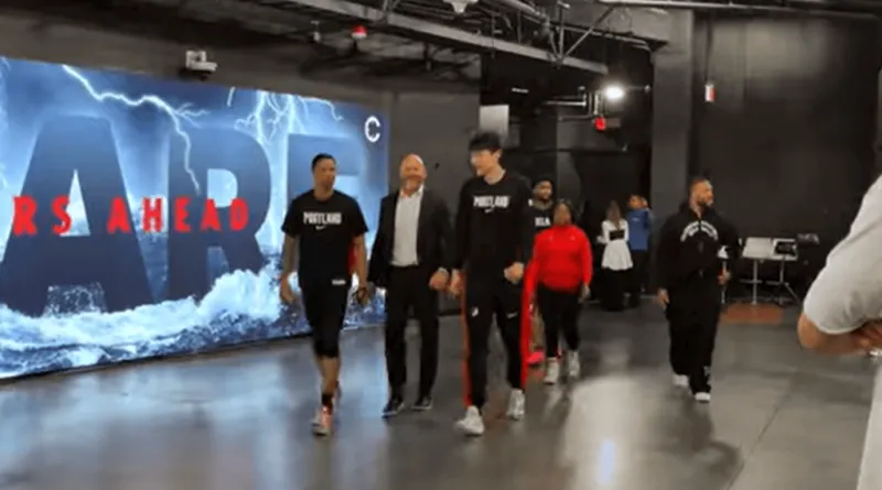 开云-杨瀚森赛后与总经理克罗宁拥抱沟通，全程无翻译陪同