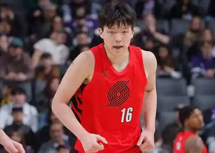 杨瀚森又进步了！把控篮板，内外防守能干扰对手，勾手没进是遗憾